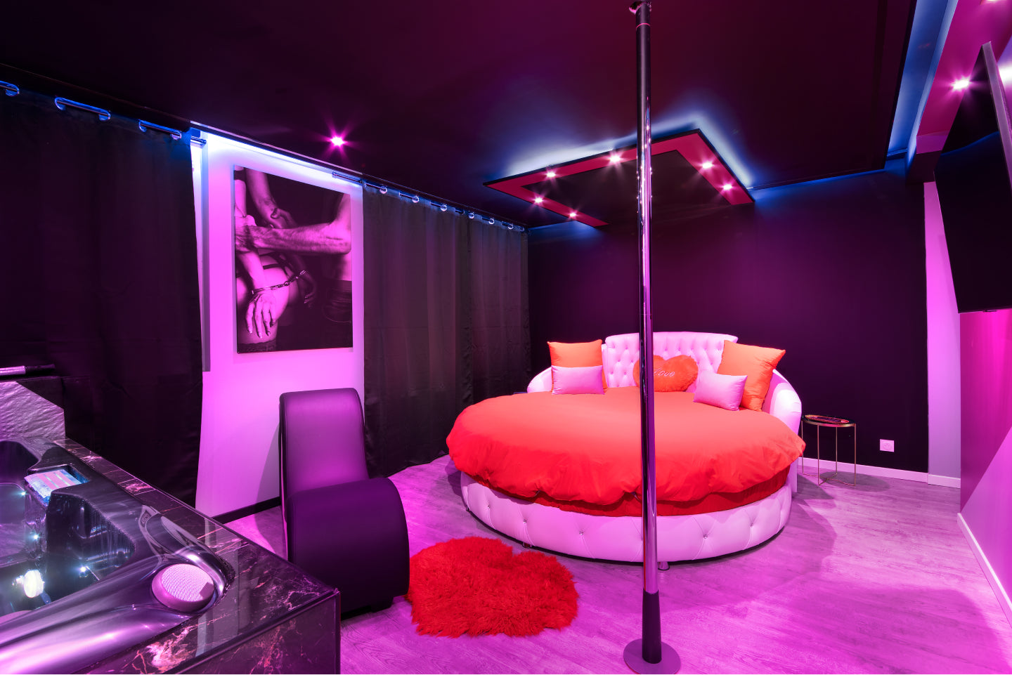 Secret Night St Cyprien love room jacuzzi Secret Night Toulouse Secret Night St Cyprien love room jacuzzi Secret Night Toulouse